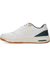 Championes Under Armour modelo Flex, de diseño urbano en color blanco con detalles en verde oscuro y suela de goma color caramelo. Presentan empeine de cuero premium, entresuela de EVA para mayor amortiguación y panel acanalado en el talón.