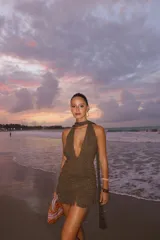 Bufanda larga y delgada de tejido fino, color negro, con flecos en los extremos.