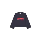 Remera manga larga de Eme Studios color azul marino, con cuello redondo y diseño gráfico estampado en el pecho con letras rojas y detalles en blanco.