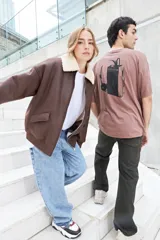 Pantalón de jean azul claro, de corte oversized y tiro bajo, con bolsillos traseros grandes.