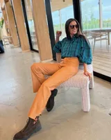 Camisa de corte oversize con estampado a cuadros en tonos verde y azul. Presenta mangas abullonadas con puños elásticos y cierre frontal con botones.