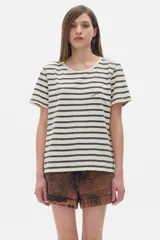 Remera de algodón a rayas horizontales en blanco y negro, con cuello redondo, manga corta y corte oversized.