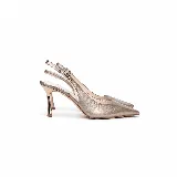 Zapato slingback de cuero metalizado peltre, con punta fina, taco fino y tira trasera regulable con hebilla.