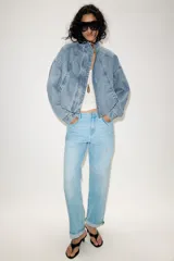 Pantalón de jeans estilo relaxed fit, de tiro alto, color azul con efecto lavado y botamanga con vuelta. Cuenta con cinco bolsillos, trabillas para cinto y cierre frontal con cremallera y botón metálico.