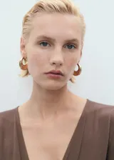 Vestido midi de color marrón, con escote en pico, manga corta y detalle de fruncido central en la cintura que crea un efecto drapeado.