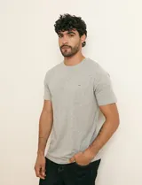 Remera básica de algodón color beige, de manga corta, con cuello redondo y un pequeño detalle bordado en el pecho.