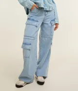 Pantalón estilo años 90 de tiro alto confeccionado en jean, con bolsillos cargo en los laterales y trabillas en la cintura.
