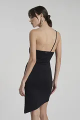 Vestido corto negro de viscosa con elastano, ajustado al cuerpo, con escote asimétrico de un hombro y ruedo irregular en diagonal.
