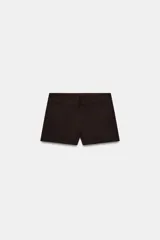 Shorts de tiro medio con bolsillos laterales y falsos bolsillos con solapa en la parte trasera. Cierre frontal con cremallera y ganchos metálicos.