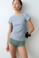 Remera de manga corta y cuello redondo confeccionada en suave tejido rib, con un diseño entallado al cuerpo.