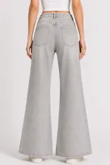 Pantalon de jean negro de corte ancho y tiro medio, con diseño de cinco bolsillos y cierre frontal con botón y cremallera.