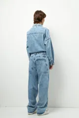 Pantalón de jean azul claro, de corte oversized y tiro bajo, con bolsillos traseros grandes.