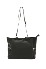 Cartera tipo shopper color negro, confeccionada en poliuretano, con bolsillos laterales con cierre y correa larga ajustable.