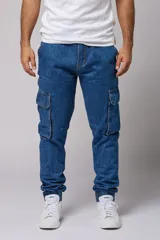 Pantalón jean de corte jogger con bolsillos cargo laterales y puños elásticos en los tobillos.