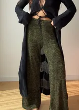 Pantalón acampanado color dorado, de lurex y viscosa, con tajo pequeño a los costados.