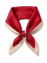 Pañuelo cuadrado de seda con diseño bicolor, presentando un centro en color rojo intenso y un borde ancho en tono beige.