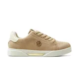 Championes de diseño casual color tostado, con acabado tipo gamuza, detalles en tono marfil en el talón y suela blanca con aplique dorado en el lateral. Cuenta con cordones al tono y logo metálico circular con strass.