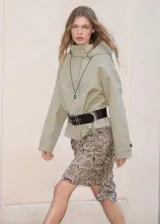 Falda midi de tiro alto, con diseño recto y asimétrico, confeccionada en viscosa con estampado animal print de serpiente.
