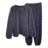 Conjunto de pijama de dos piezas confeccionado en plush suave con textura de ochos. Incluye una remera de manga larga con cuello redondo y un pantalón de corte recto con cintura elástica.
