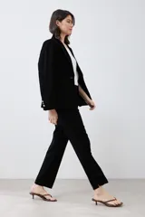 Pantalón negro de vestir, corte slim, con bolsillos laterales y traseros.