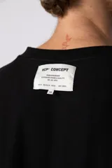 Buzo de cuello redondo confeccionado en tejido rústico con bordes al corte y costuras expuestas. Presenta un diseño boxy con estampado frontal y es reversible, permitiendo su uso por ambos lados.