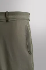 Bermuda de Zara Athleticz color verde militar, confeccionada en tejido técnico compacto y elástico, con bolsillos curvados y cierre frontal con cremallera y botón a presión oculto.