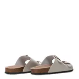 Sandalia estilo 'Birkenstock' de mujer, color oro rosado metalizado con textura de escamas. Posee dos tiras anchas ajustables con hebillas metálicas oscuras y una base de corcho con suela de goma negra.