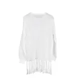 Kimono negro calado con flecos en el ruedo inferior, corte recto y mangas largas.