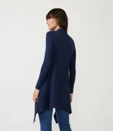 Cardigan largo de punto texturizado color ladrillo, con abertura frontal y terminación en puntas.