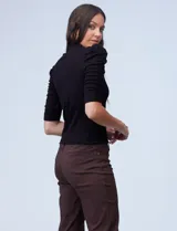 Blusa Philosophy de tejido acanalado color borgoña, con cuello alto y mangas cortas fruncidas.