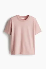 Remera rosa de corte recto en punto suave de algodón con cuello redondo ribeteado y hombros ligeramente caídos.