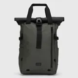 Mochila urbana de diseño moderno con cierre superior enrollable y hebilla de seguridad. Cuenta con correas de mano superiores, bolsillo frontal vertical con cierre y compartimento para computadora. Presenta un acabado liso en color verde militar con detalles en negro.
