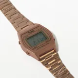 Reloj digital color rosa con correa de eslabones metálicos.