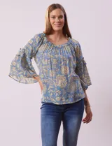 Blusa azul con estampado floral amarillo, de gasa, con cuello redondo fruncido y mangas 3/4 amplias con volados.