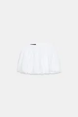 Falda pantalón corta de tiro bajo, color blanco, con forro interior a tono y cierre lateral con cremallera oculta en costura.