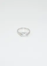 Anillo plateado con una zirconia rectangular engarzada.