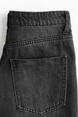 Jean de tiro alto y pierna ancha estilo wide leg, en denim de color negro con efecto gastado.