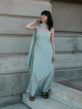 Vestido largo color verde agua, de seda, con breteles finos y escote cuadrado. Incluye una bufanda larga del mismo material.