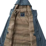 Campera azul con capucha, cierre frontal con botones a presión, múltiples bolsillos y logo bordado en el pecho.