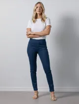 Jegging de algodón azul medio, tiro medio/alto con cintura elástica. Diseño ajustado tipo skinny con bolsillos traseros aplicados y bolsillos delanteros simulados.