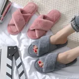 Pantuflas de estar por casa con diseño de bandas cruzadas, confeccionadas en material sintético de pelo largo y suave. Poseen suela de goma con plantilla acolchada.