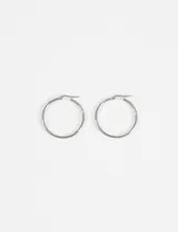 Aros tipo argolla de acero quirúrgico, diseño clásico y minimalista.