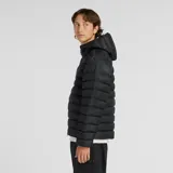 Campera puffer New Balance de color negro, con diseño acolchado, capucha integrada y cierre frontal bidireccional. Presenta el logo de la marca estampado en el pecho y puños elásticos.