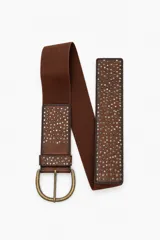 Cinturón ancho de material elástico marrón con secciones de cuero sintético adornadas con tachas metálicas redondas y pequeñas estrellas, hebilla metálica redondeada en tono envejecido.