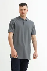 Remera polo gris de manga corta con cuello clásico y tapeta de dos botones.