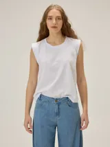 Remera sin mangas de corte holgado color blanco, con hombreras estructuradas y cuello redondo.