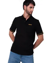 Chomba Caterpillar de hombre color negro, con cuello polo y cierre frontal de dos botones. Cuenta con detalles de líneas amarillas en los bordes de las mangas cortas y el logo de la marca estampado en amarillo en el pecho.