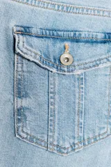 Jeans de tiro bajo con diseño bootcut y acabado flare en el bajo. Cuenta con cinco bolsillos, trabillas para cinturón y cierre frontal con cremallera y botón metálico.