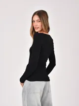 Remera de manga larga confeccionada en tejido de punto acanalado, con escote redondo amplio y calce entallado.