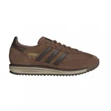 Championes urbanos Adidas modelo SL 72 RS, color marrón con detalles en tonos más oscuros y suela en color arena. Presentan un diseño retro con combinación de materiales en gamuza y textil, las icónicas tres tiras laterales y el logo de la marca en el lateral y la entresuela.
